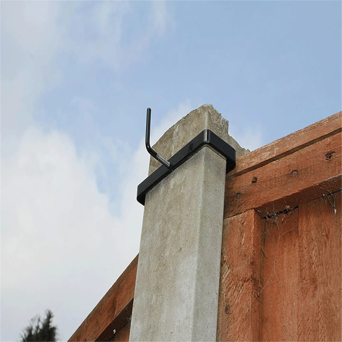 Heavy-Duty Concrete Column Clip Fence Column Metal Fixing Bracket is Suitable for 4-Inch Section Concrete Column 1Pcs