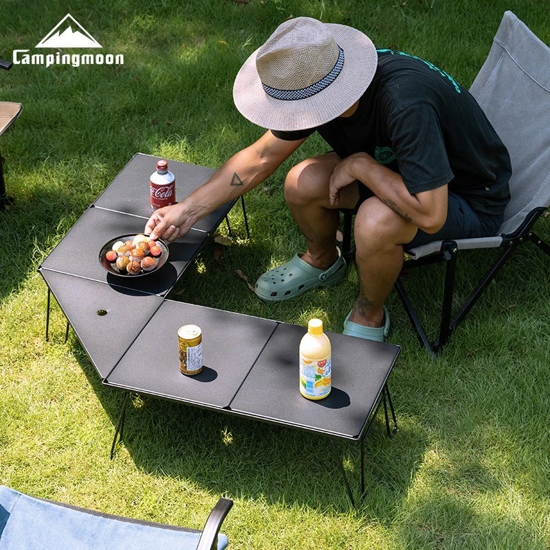 

Складной стол CAMPINGMOON T-2356BK с легкой сетчатой столешницей из алюминиевого сплава, прямоугольной треугольной доской и местом для хранения