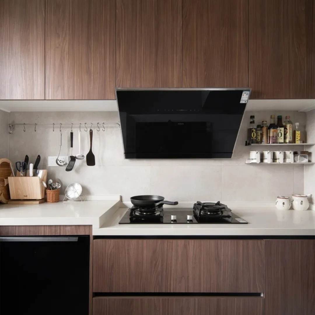 %Modern Luxury Pine Wood Grain Custom Kitchen Cabinets Water Resistant Multi-Functional Custom Color