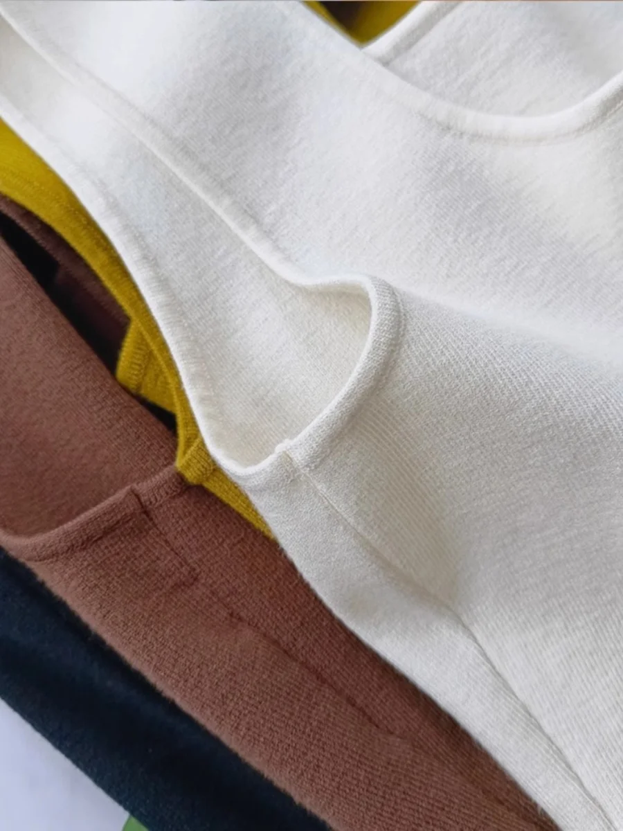 Biała dzianinowa bluzka na ramiączkach z jedwabiu lodowego, damska, letnia, bazowa, wyszczuplająca, do pracy, top, odzież wierzchnia, dopasowany krój, pojedynczy element.