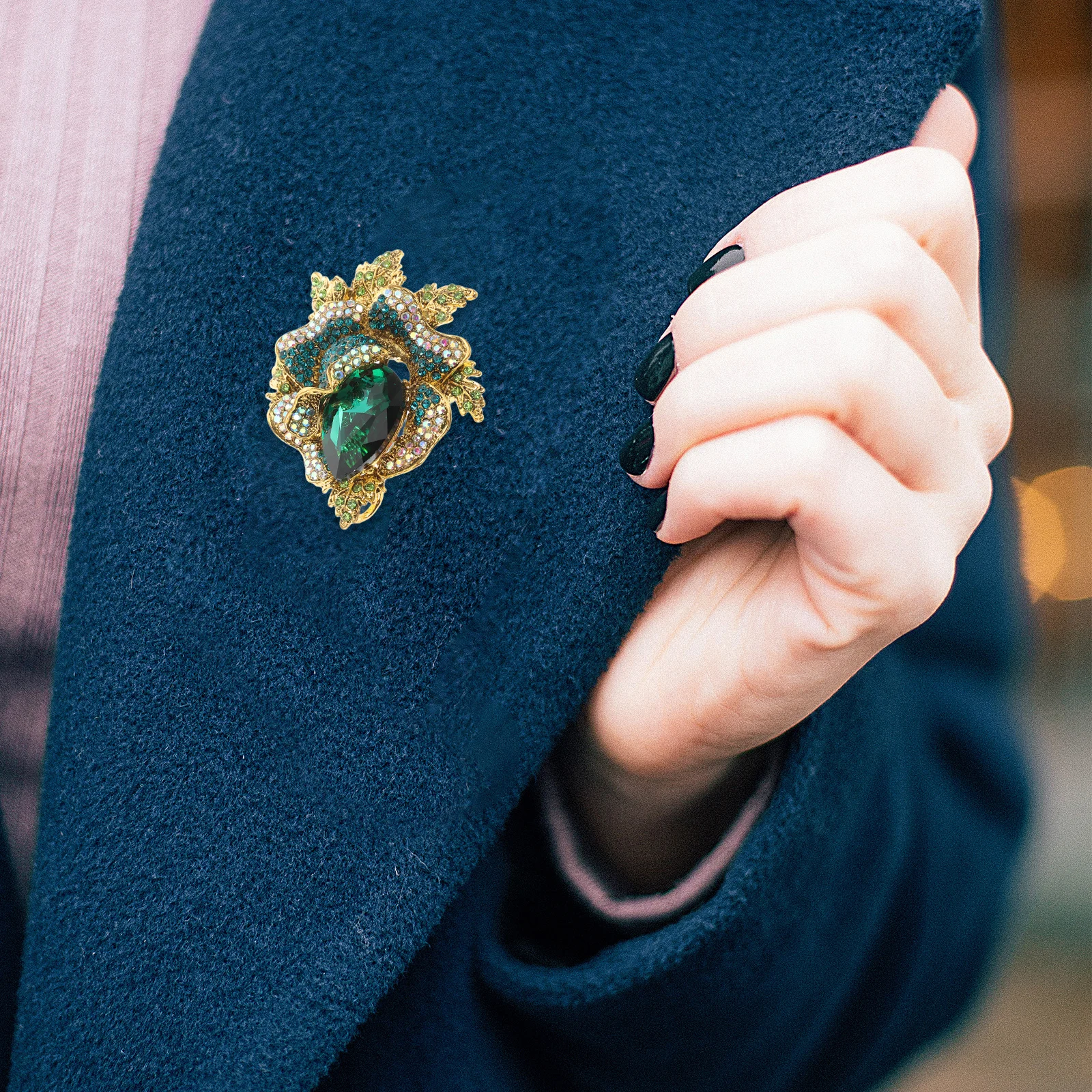 

Rhinestone Flower Brooch Pin Alloy Shiny Floral Lapel Pin Decoration Birthday Prom Jewelry for Women Fashion Rhinestone Brooch