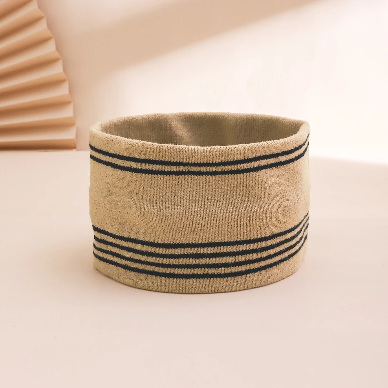 The simple and fashionable striped knitted sport wide-edge hair band for autumn and winter is sweat-absorbent and breathable