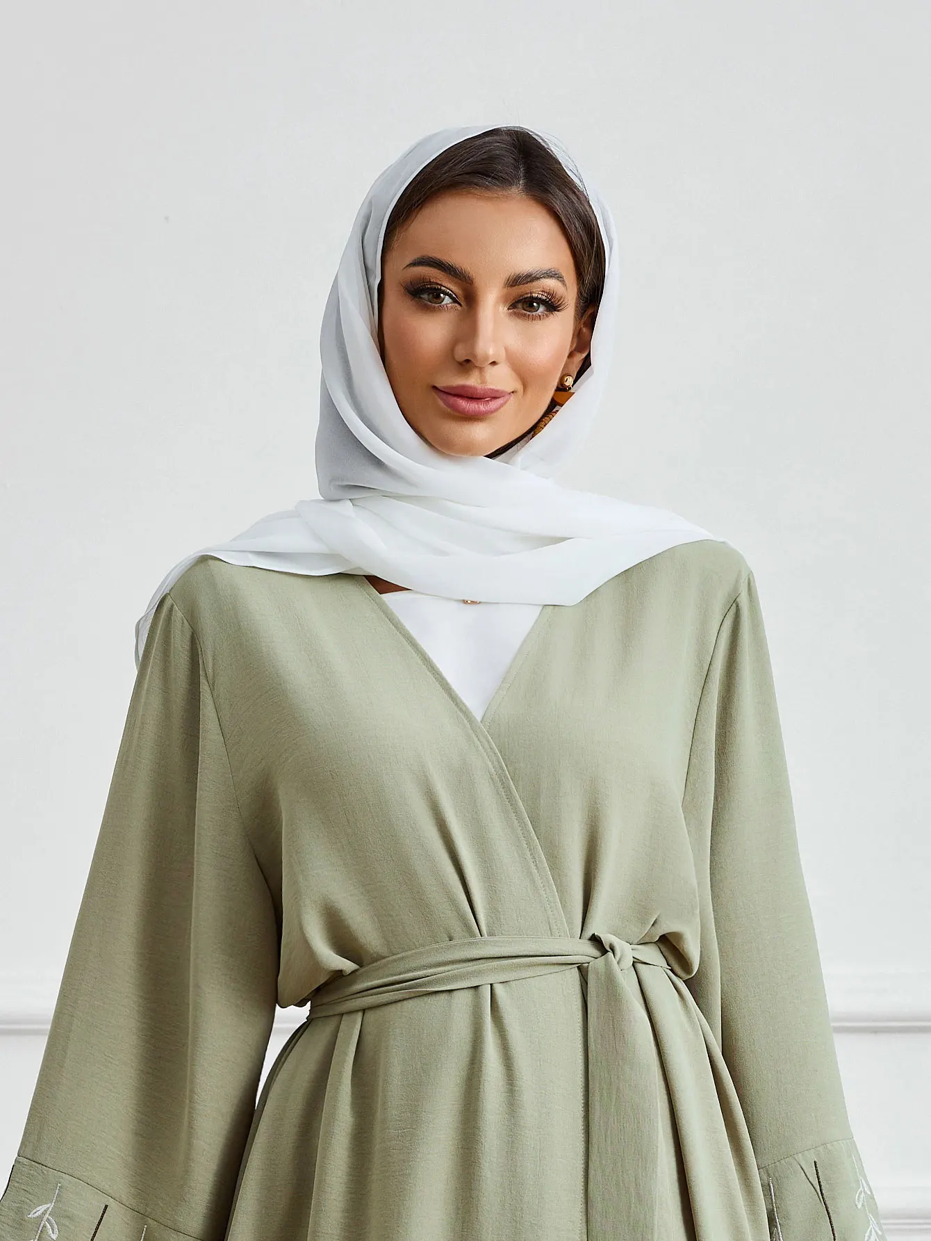 

Изысканный белый шифоновый хиджаб для мусульманских женщин на Ближнем Востоке, мягкий и струящийся для повседневной жизни в ОАЕ, Саудовской Аравии и Gulf Regions