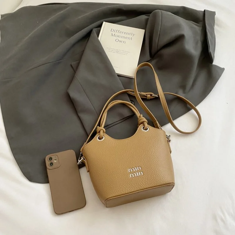 

Модная и простая женская сумка через плечо из мягкой кожи для повседневного повседневного использования и ошибок