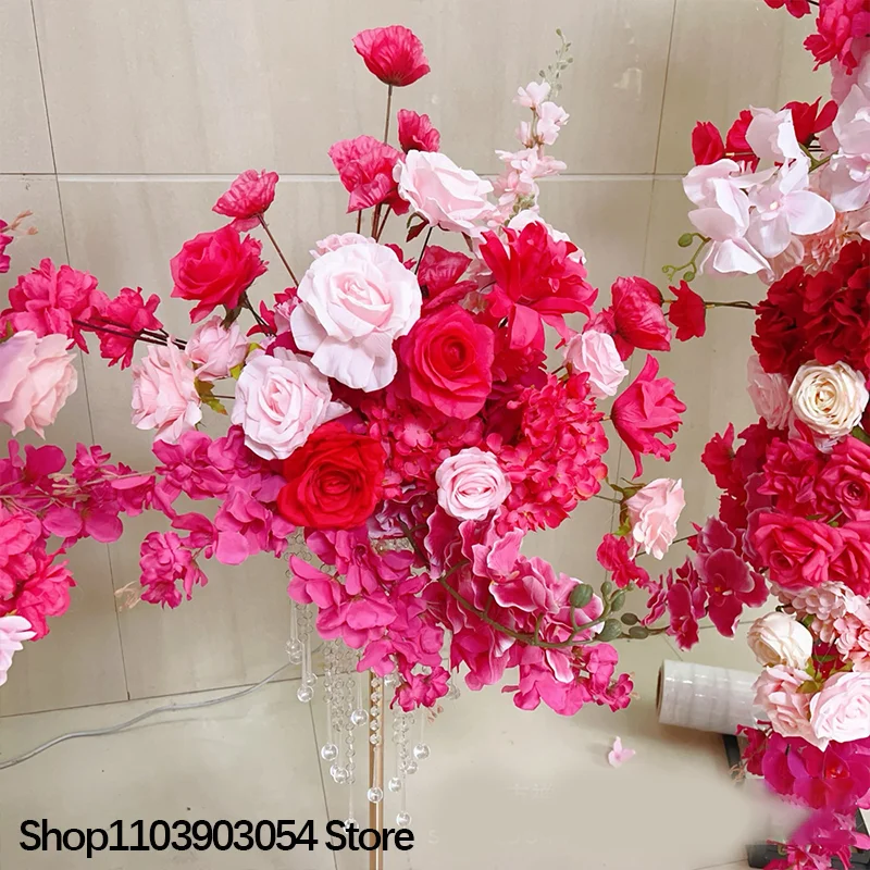 Hochzeits-Hintergrundbogen aus KT-Board mit hängenden Blumendekorationen, pinkfarbenen Rosen und Rittersporn-Arrangements, Blumen für Veranstaltungen. – Detail 3