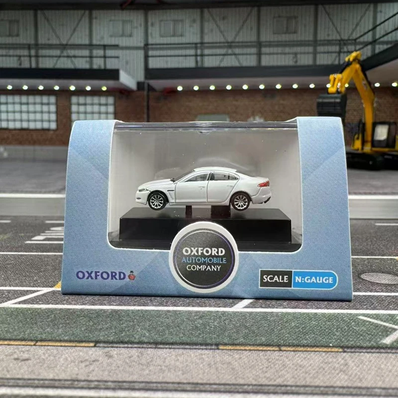Diecast OXFORD Escala 1:148 Jaguar XF Modelo de carro branco Brinquedo colecionável Presente Lembrança Ornamento de exibição