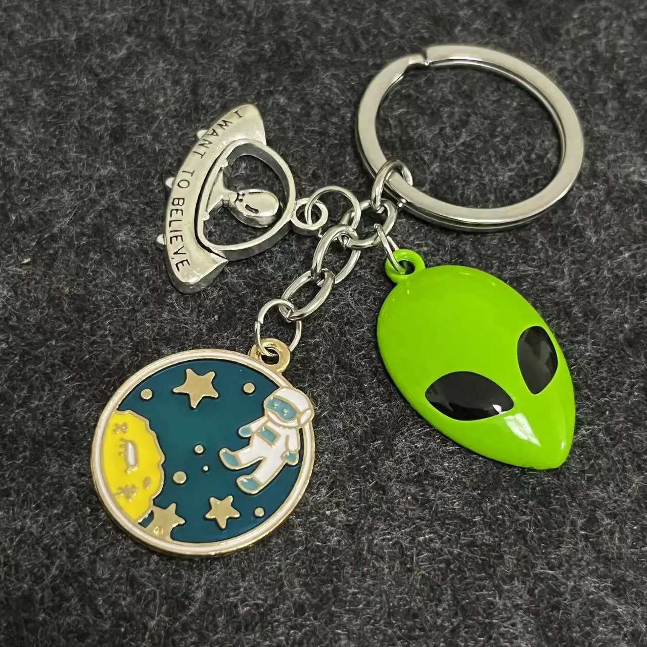 1 Piece UFO Planet Alien Rocket Astronaut Cosmic Exploration Green Enamel Mask Alloy Key Chain Fashion Keychain Men Accessories