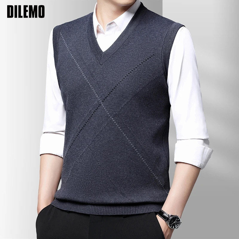 Top Grade New Autum Winter Fashion Brand Knit Pullover Trendy V Neck Sleeveless Sweater Casual Vest Mens Men Clothes
