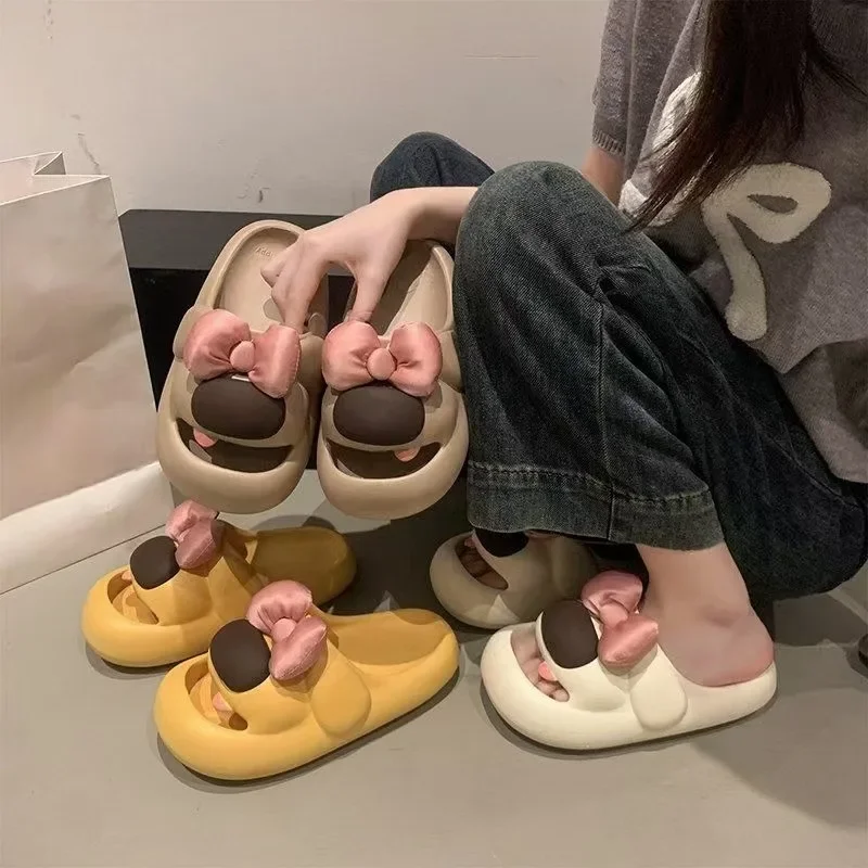 

Новинка 2023 года, летние женские тапочки с милыми героями мультфильмов, домашние тапочки с бантом для девочек, женская пляжная обувь на платформе, сандалии Kawaii