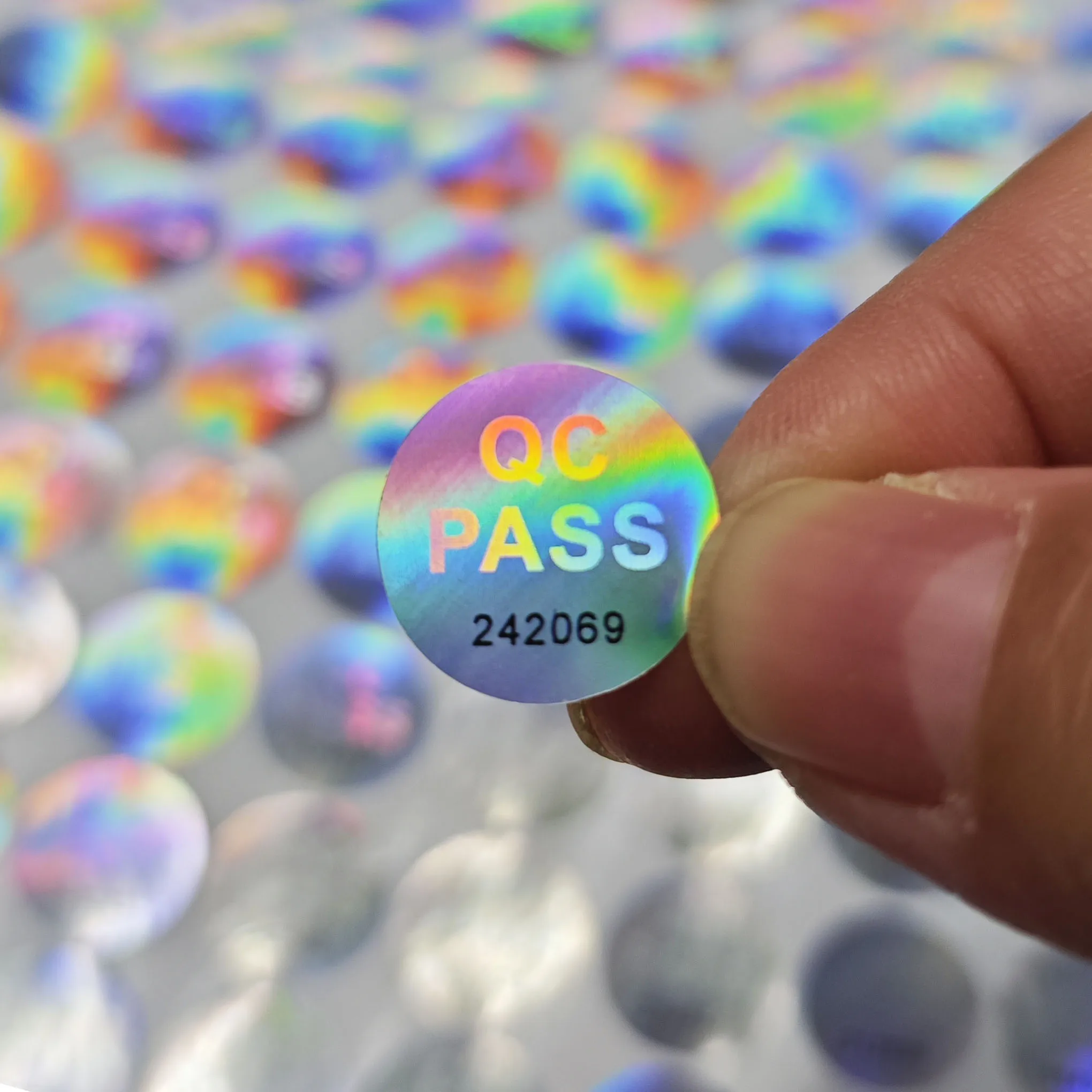 200/400 pezzi adesivi ologramma QC PASS con numeri casuali neri, adesivo rotondo laser lucido per ispezione di qualità garantita
