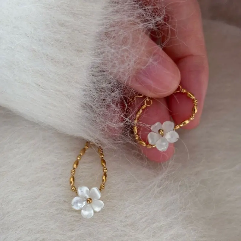 Minar Elegant White Natural Shell Fritillary CZ Cubic Zirconia Beads Flower Adjustable Chain Tassel Cocktail Ring for Women Gift
