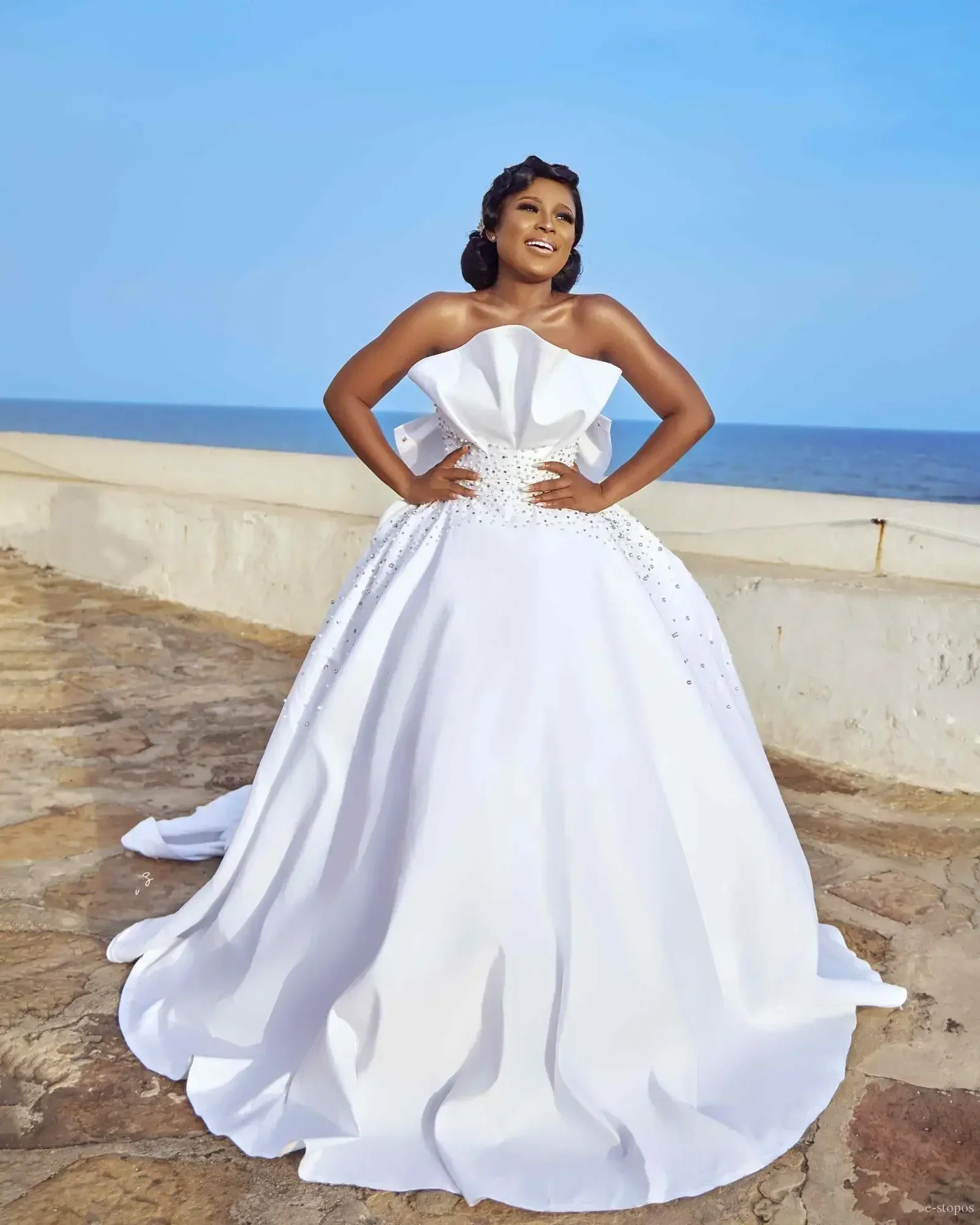 

Customized African Beaded Ball Gown Wedding Dress With Big Train Black Girl Ruched Strapless Backless Plus Size Bridal Gown