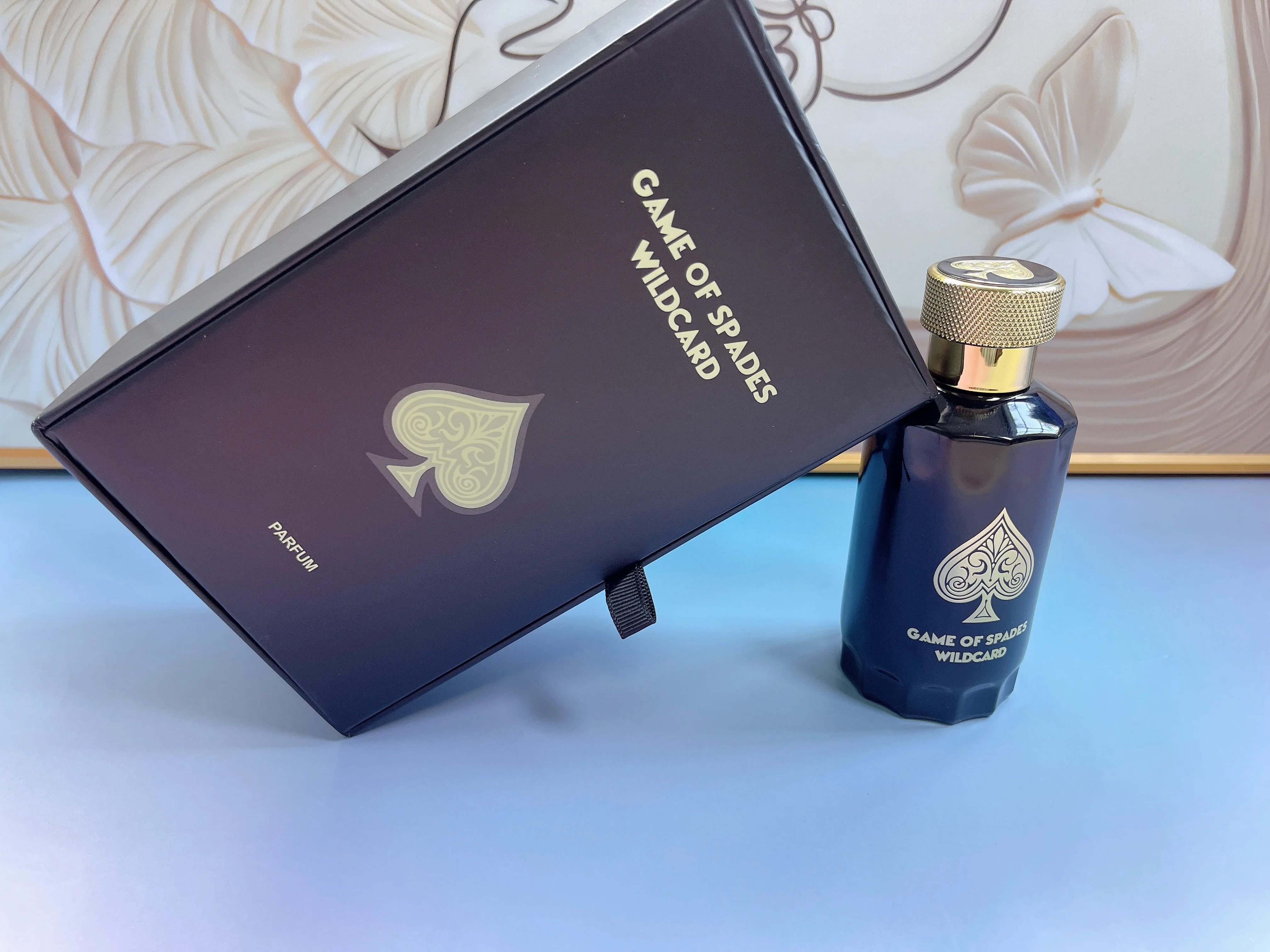 Jo Milano Game of Spades Wildcard Parfum 3.4oz – Odważny, drzewisty zapach bursztynu, długotrwały perfum unisex, idealny na prezent na Halloween lub Boże Narodzenie