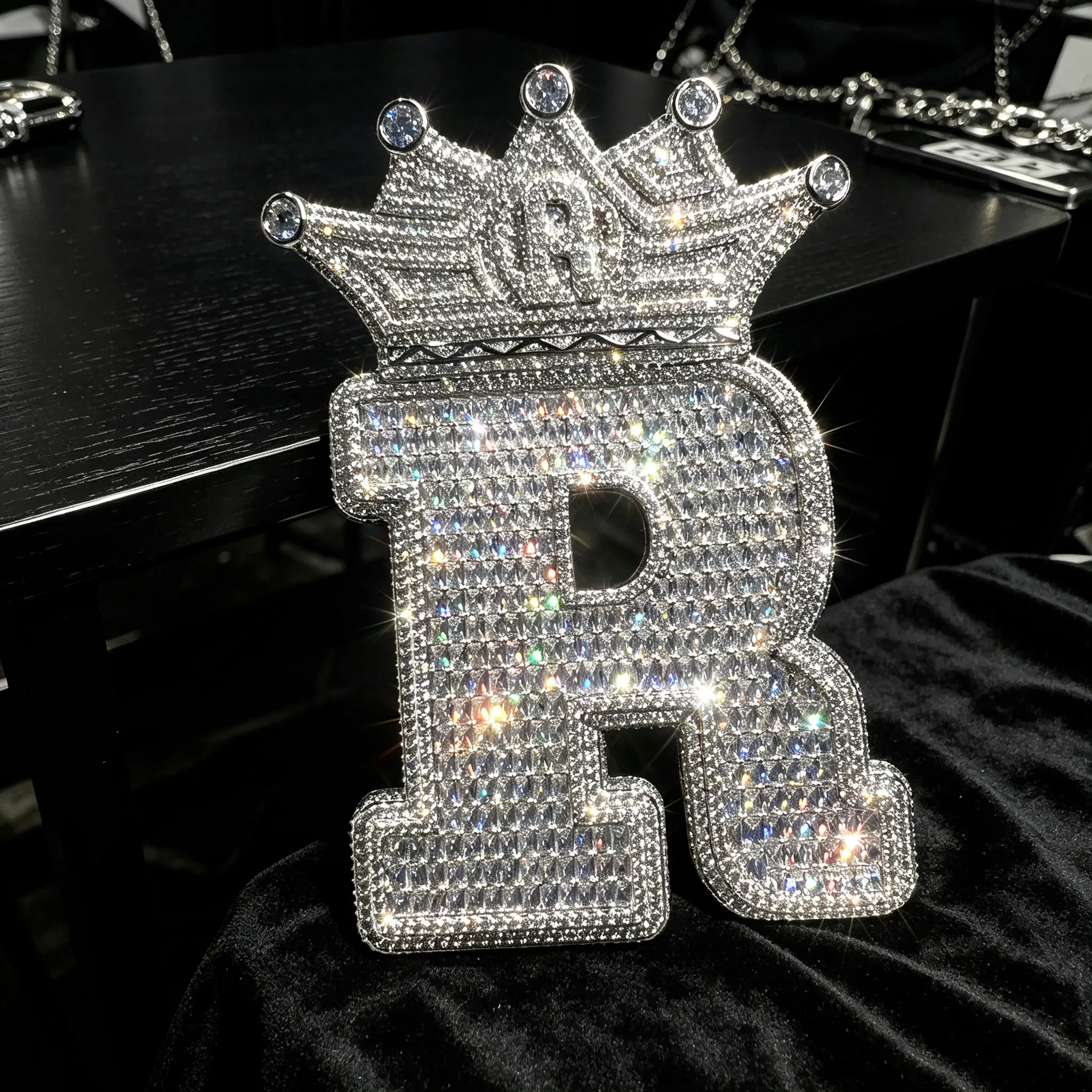 LYEE CYEE's New Hip-Hop Style R Crown Pendant Necklace with Fiery Letters, Uniquely Designed to Create a Personalized Style Suitable for Rap Artists. Can Be Paired with Cuban Chain Valentine's Day/Commemorative Gifts, Birthday Gifts