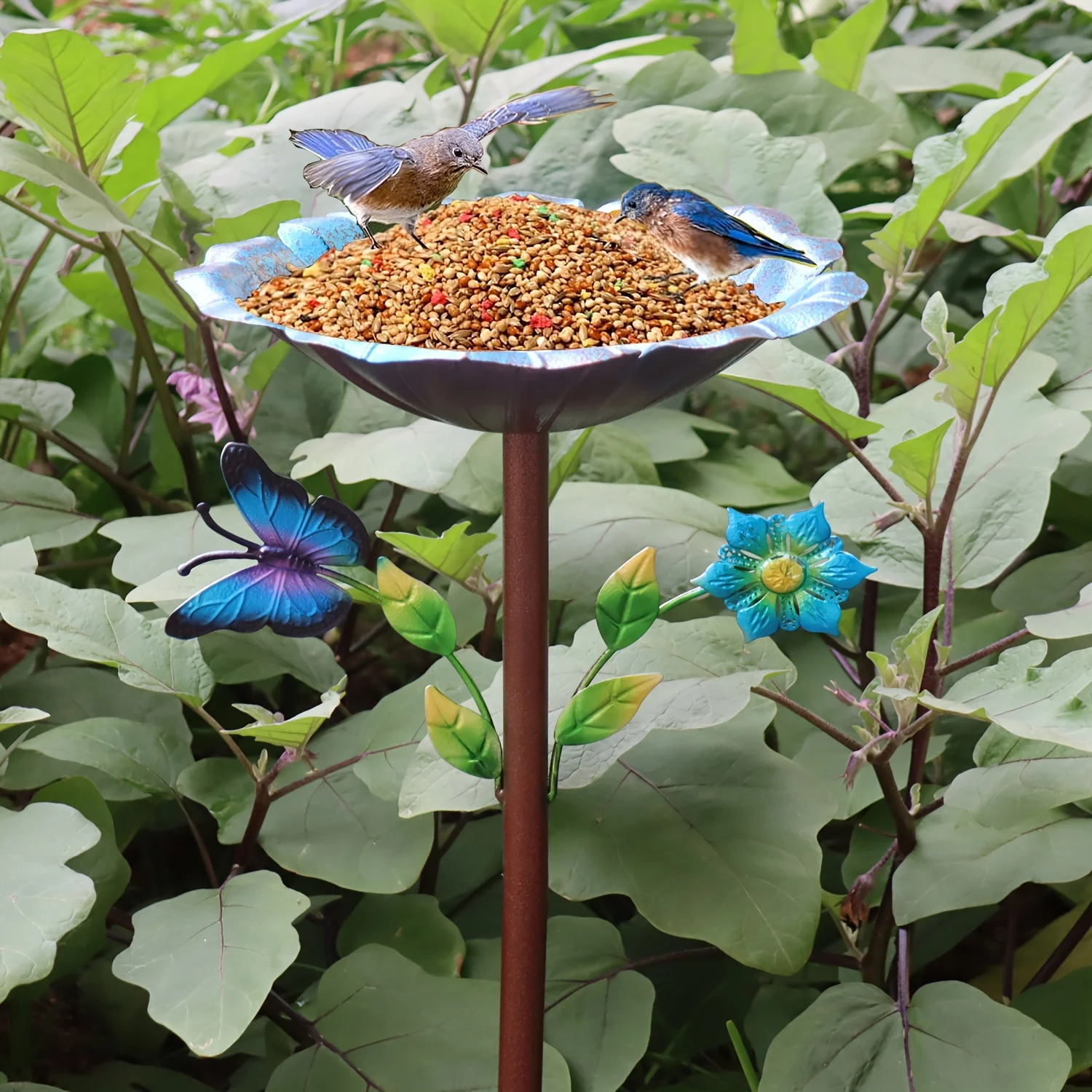 قطعة واحدة من حمام الطيور على شكل فراشة على شكل زهرة، مصممة بتخفيف الفراشة والزهور، مصنوعة من النحاس المصبوب عالي الجودة، معالجة مع عملية مصنوعة يدويًا لمنع الصدأ وتضمن المتانة؛ يخلق مياه طبيعية لجذب الطيور، مناسبة لتزيين الفناء والحديقة الخارجية، وحقن الحيوية والذوق الفني بقاعدة 5 مخالب - وحدة تغذية الطيور المعدنية الريفية، لا حاجة للكهرباء، وتصميم الزهور المزخرفة |   صناعة يدوية #5