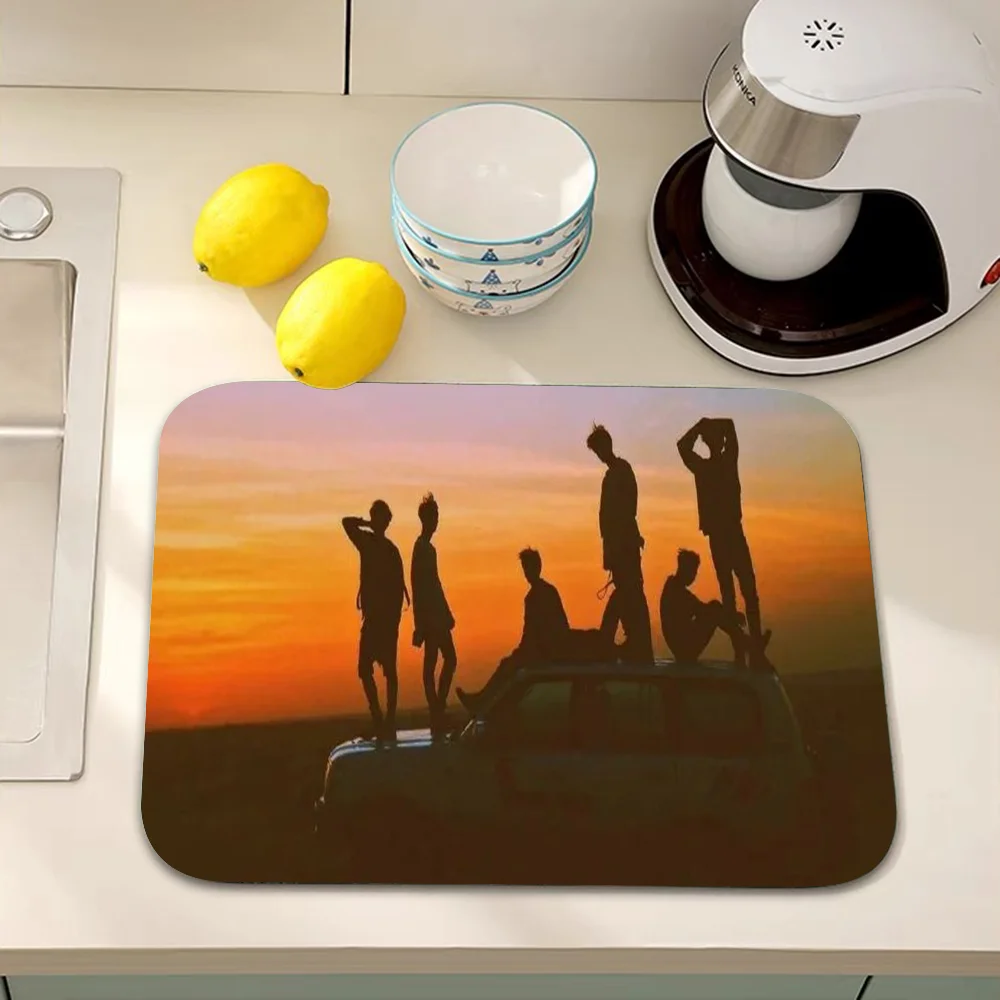 BTS bangtan fiúk kvat konyhai Lecsepeg Kárpitoz szuper absorbent Edény placemat asztali dekor Lábszárvédő Szárítás Pokróc fürdőszobában Birkózószőnyeg