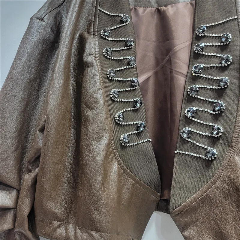 سترة تنحيف برقبة على شكل حرف V بتصميم كلاسيكي أمريكي مطرز بالخرز وحجر الراين، معطف من جلد البولي يوريثان مع إحساس التصميم والطيات #5