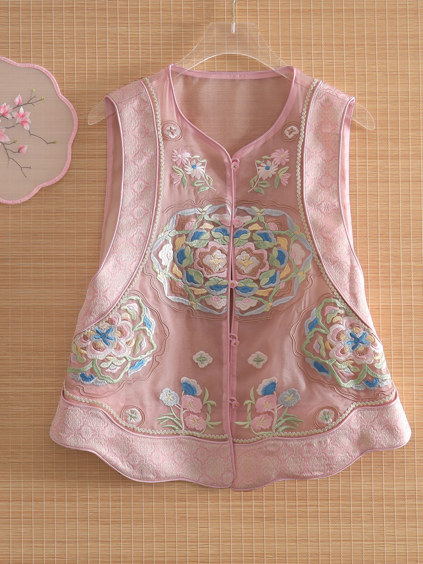 Elegant Chinese Style Silk Elegance Vest 2026 High End Embroidered Heavy Work Color Block Ogees Breathable Sleeveless Top