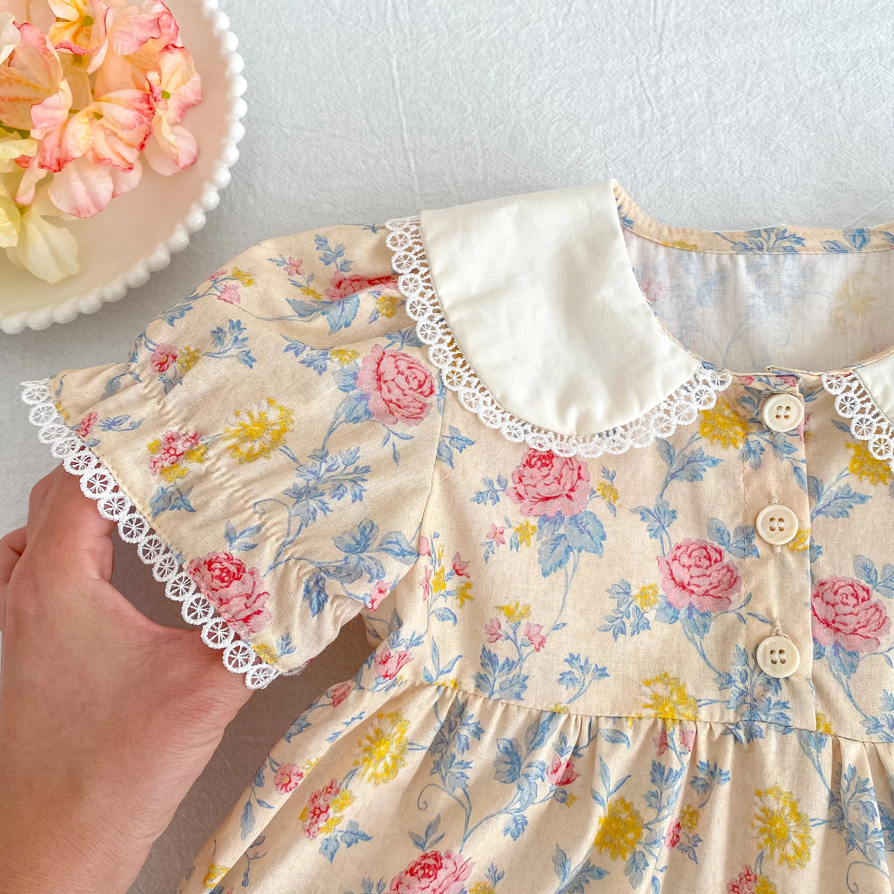 2026 Neues Mädchenkleid für den Sommer 2-6 Jahre Kurzarm-Kleid mit Blumenmuster Gerüschter Kragen Süßes Baumwollkleid – Detail 10