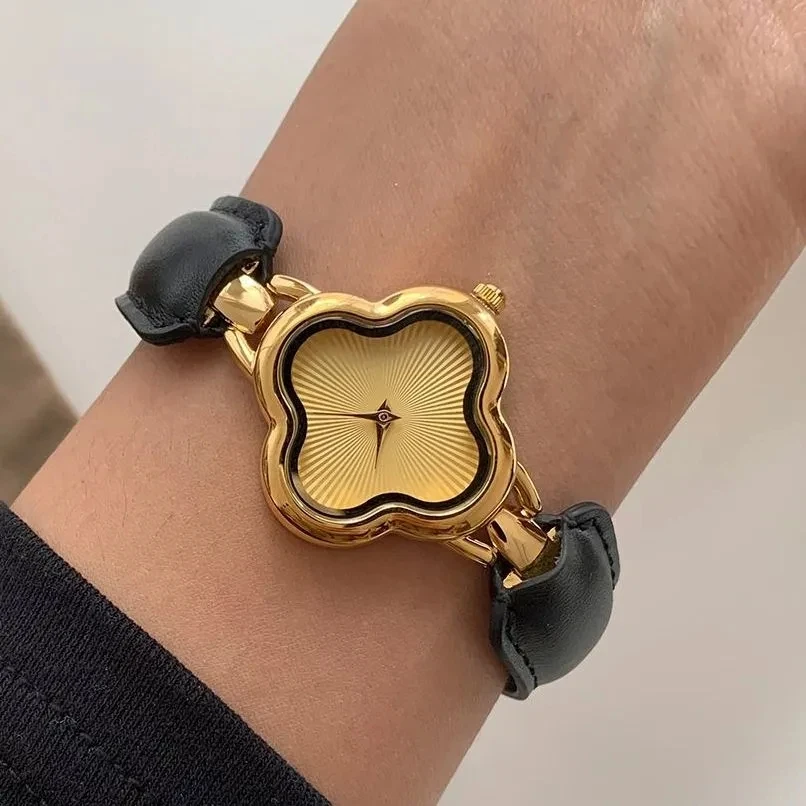 ساعة نسائية ريترو جديدة، ساعة كوارتز عصرية ريترو مع سوار بتصميم جلدي بأربع أوراق البرسيم
