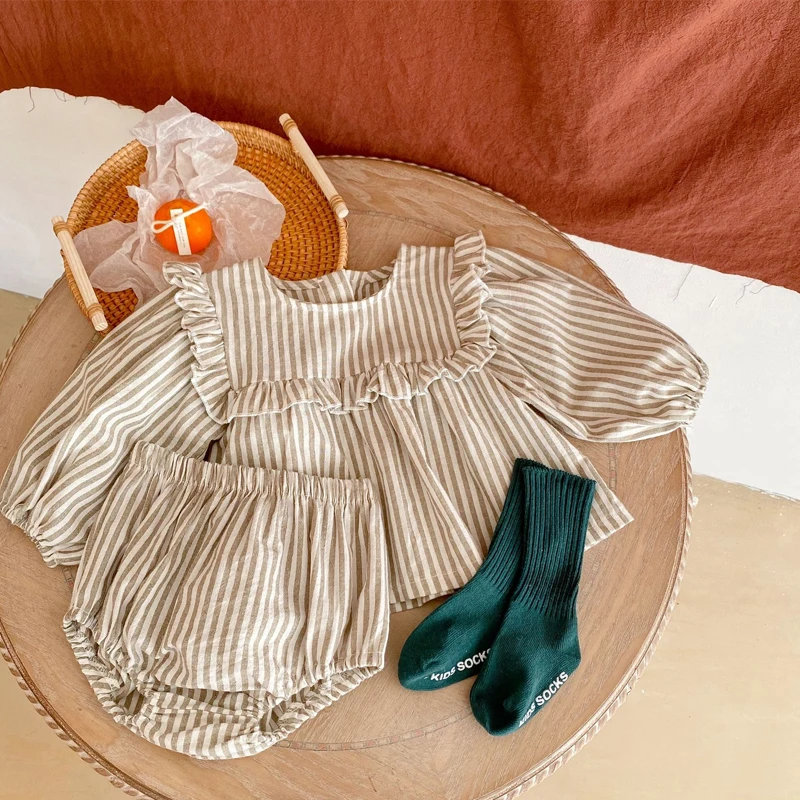 New autumn baby clothing, 0-3 year old girl with a ruffle collar striped long sleeved skirt and bread pants two-piece set