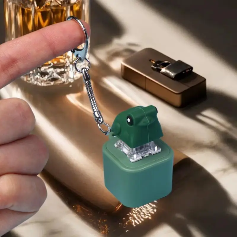 1/2 قطعة سلسلة المفاتيح الإبداعية صانع ضوضاء الضفدع ، ضوء LED ، لعبة تململ تخفيض التوتر ، مصدر طاقة لوحة المفاتيح