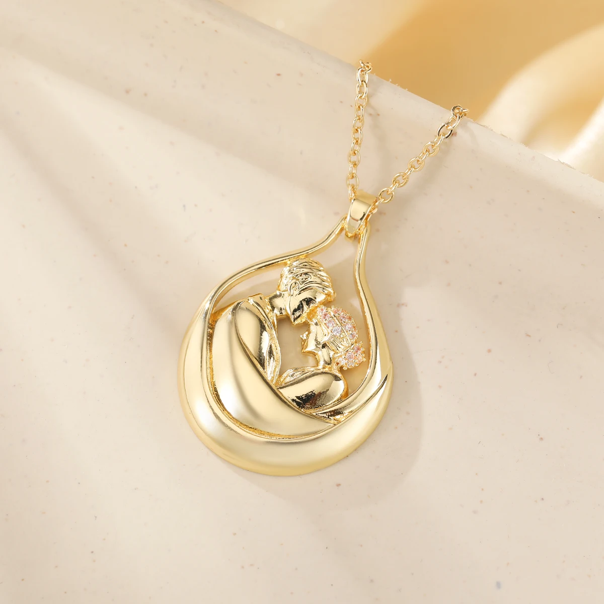 Elegant Feng Shui Droplet Relief Portrait Necklace - Copper Material - Women's Pendant Necklace - Suitable for Date Wear