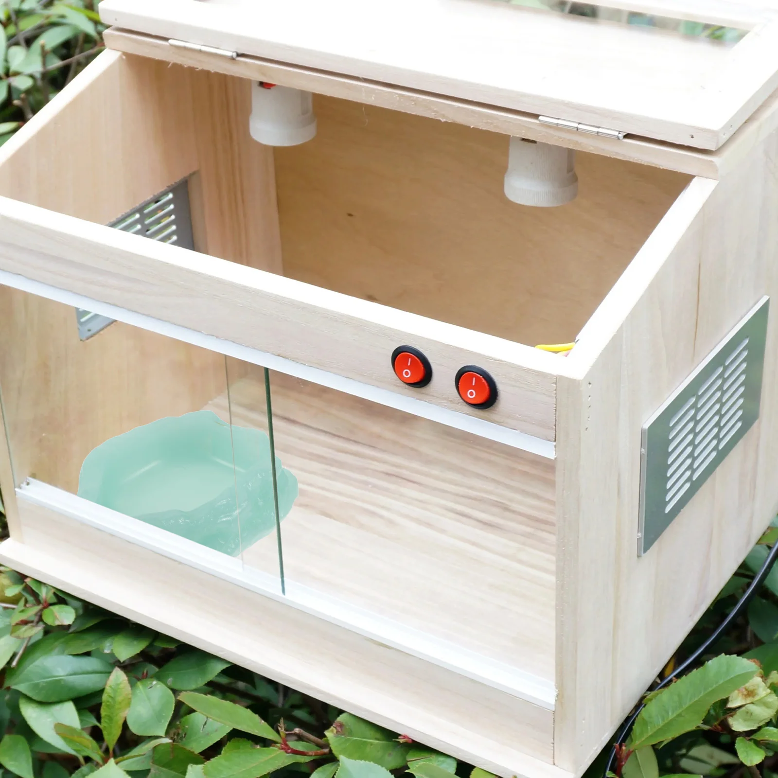 

Night Light Reptile Water Dish Luminous Resin Feeding Bowl Non Overturn Structure for Small Pets Luminous Reptile Water Dish