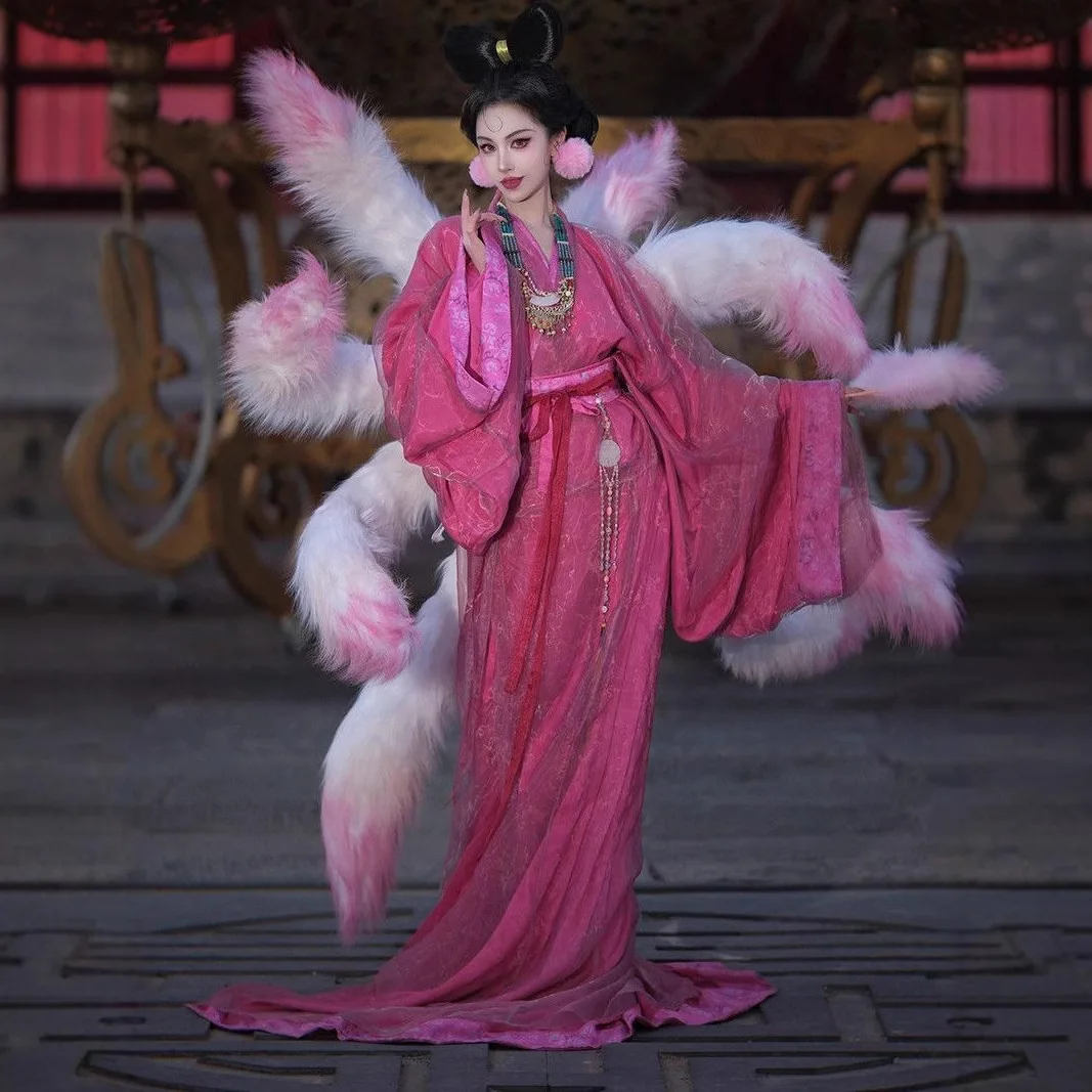 

At the festival party, role-play an adult Hanfu dress with a straight skirt and a red trailing tail, the same style as Daji