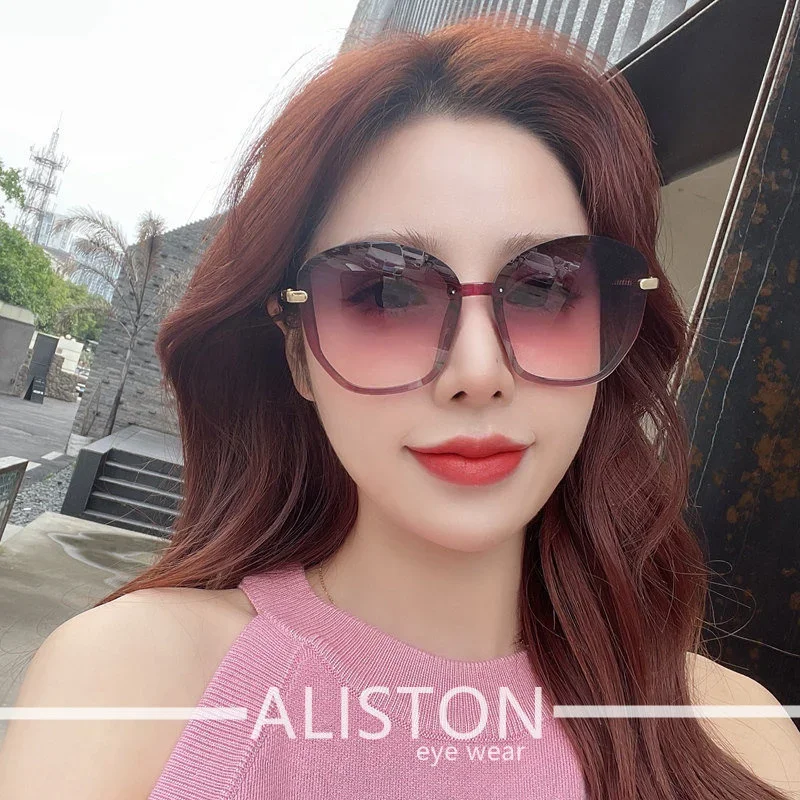 نظارات شمسية جديدة لعام 2022 نظارات نسائية مجوفة بأرجل غير منتظمة للقيادة مضادة للأشعة فوق البنفسجية باللون الأحمر INS Tiktok Han