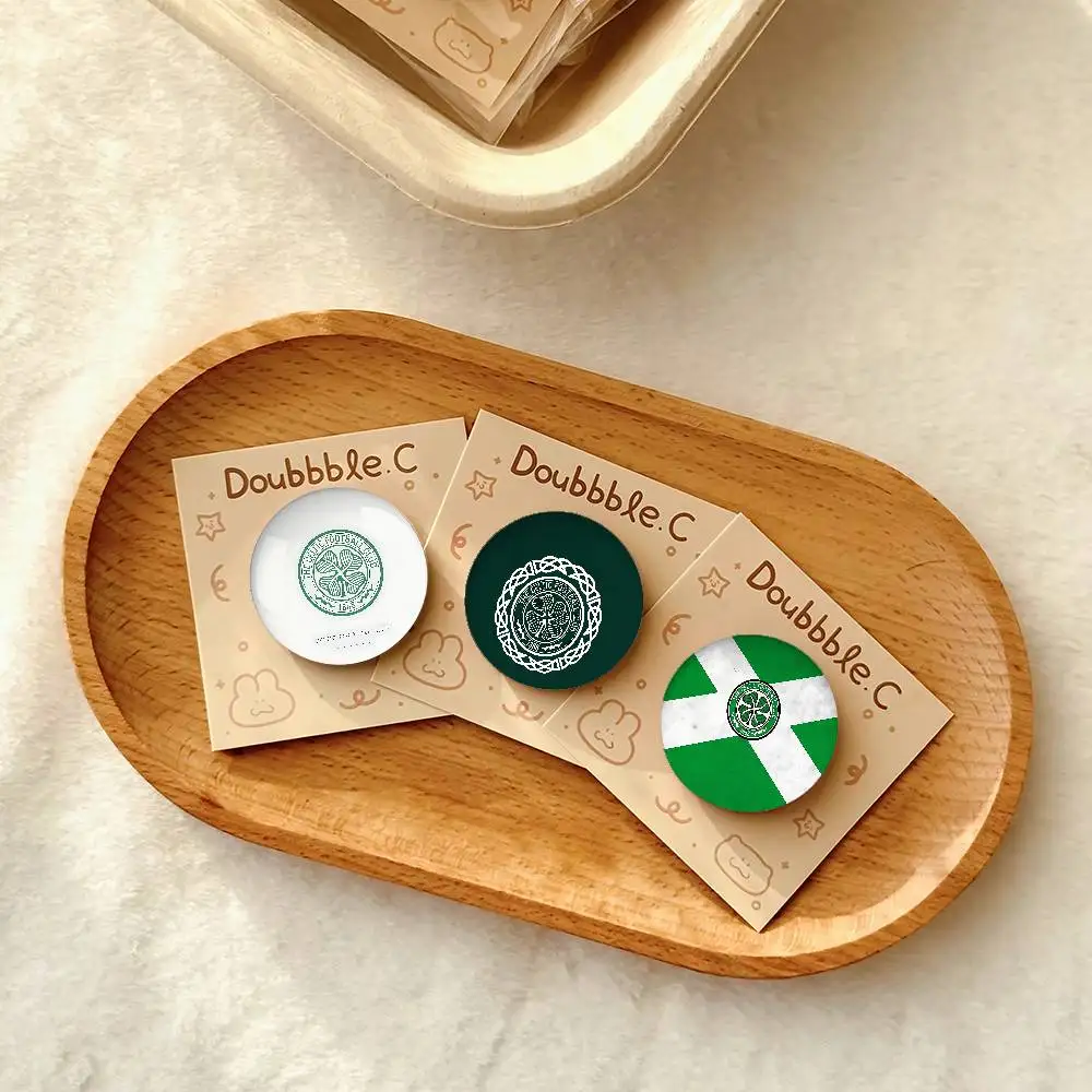 C-CelticS كول F-FC شارات بروش مستدير لطيف الكرتون المعبود تأثيري شارات DIY بها بنفسك على ظهره الملابس دبابيس المجوهرات