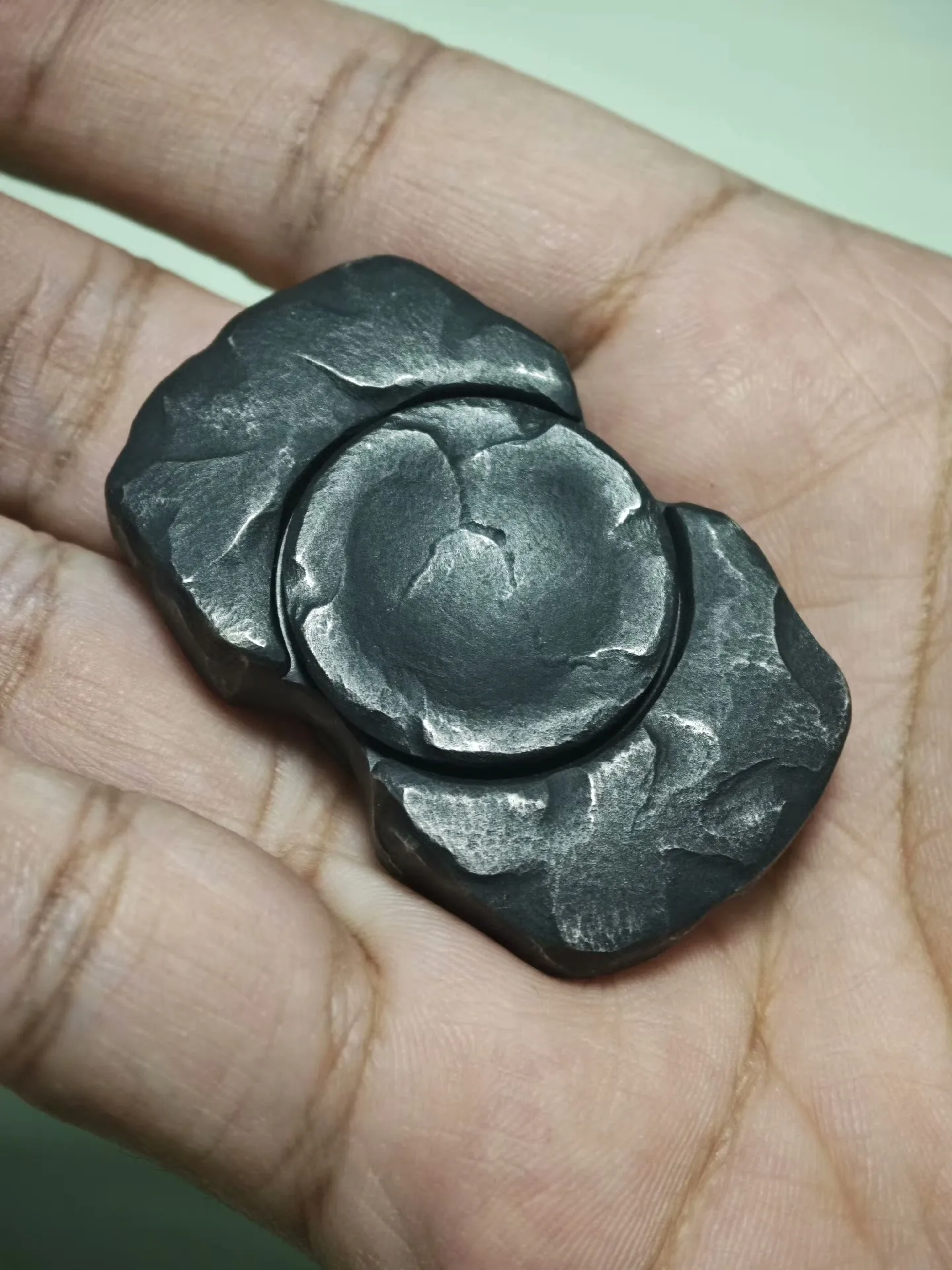 

Dark Fingertip Gyroscope Zirconium Material Stone Pattern Carving