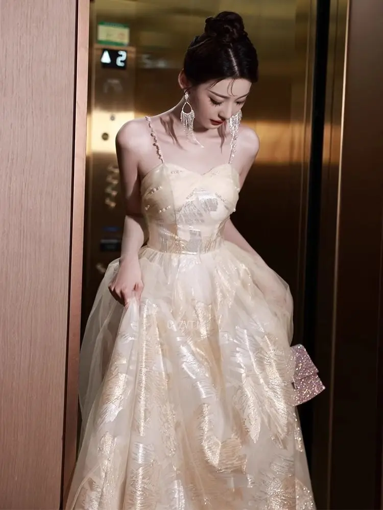 ชุดราตรีแบบไม่มีสายคาดไหล่ แชมเปญ ประดับลายปักดอกไม้สุดหรู ชุดงานเลี้ยงค็อกเทล ผ้าทูลล์คลาสสิก ทรงเอไลน์ยาว ชุดออกงานทางการ