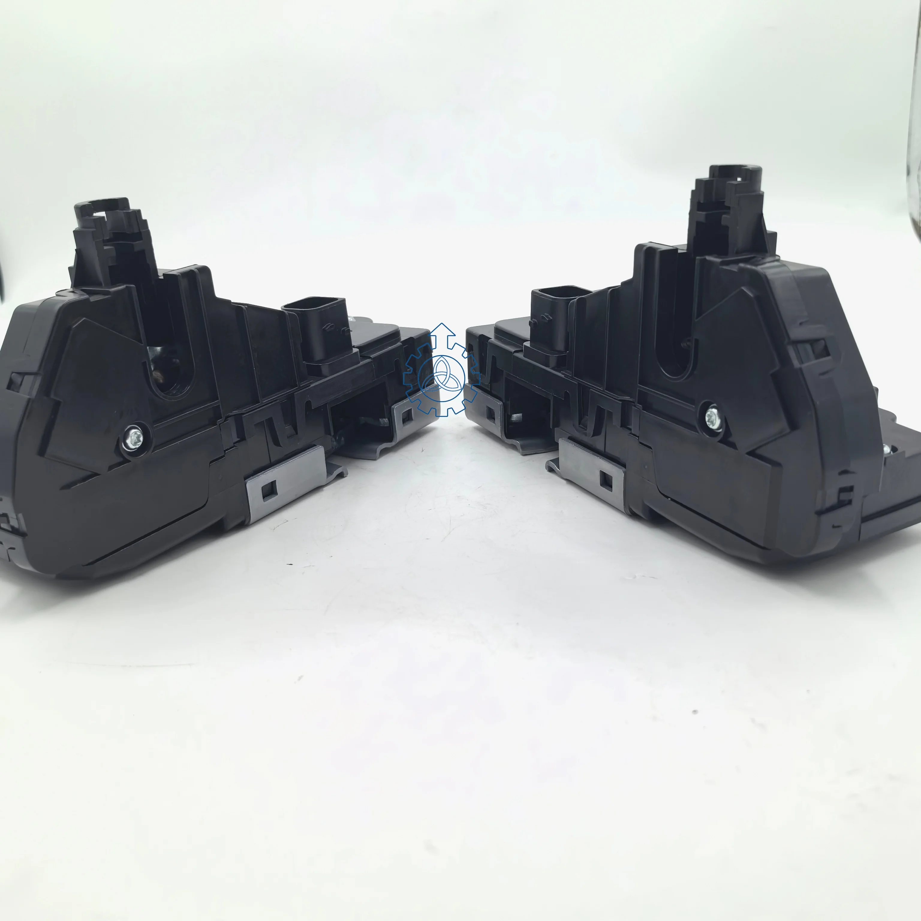 Door lock modules for Renault and Volvo (FH FM FMX) truck series. VOE: 21884401 22945567 23361099 24112595 21884395 24112579