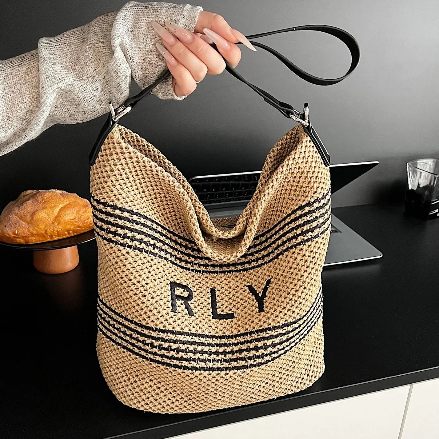 

Zeyph Fashionable Large Capacity Designer Striped Beach Bag Handbag Wearable Crossbody Bag Magnetic Buckle Design