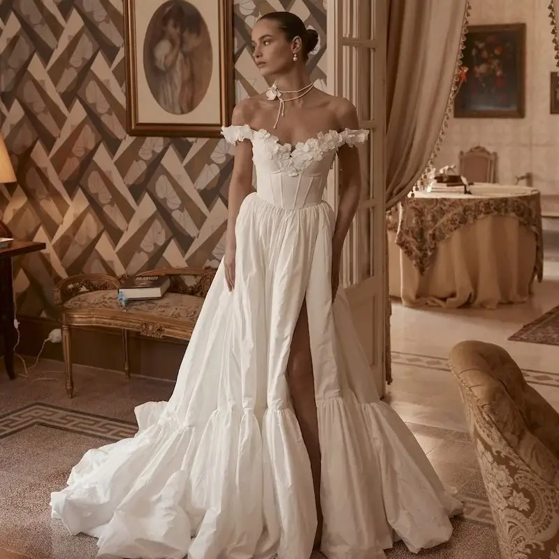 

Скромные белые свадебные платья с открытыми плечами и рюшами Vestidos de Soriee для невесты трапециевидной формы с разрезом и пятнами по индивидуальному заказу Robes de mariée