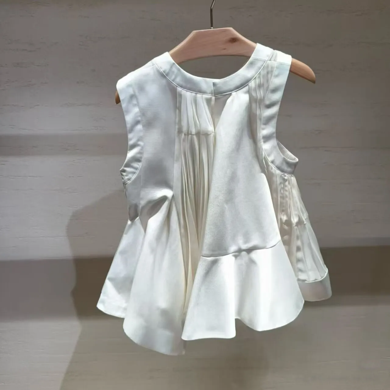 SAC 26 Japanese summer white crew neck vest pleated outer wear temperament sleeveless top