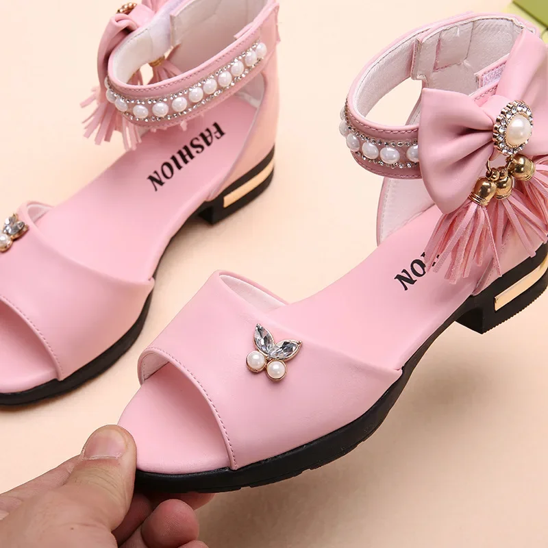 Sandali per bambini 2024 estate nuove scarpe moda principessa dolce suola morbida per ragazze scarpe romane in stile coreano temperamento elegante