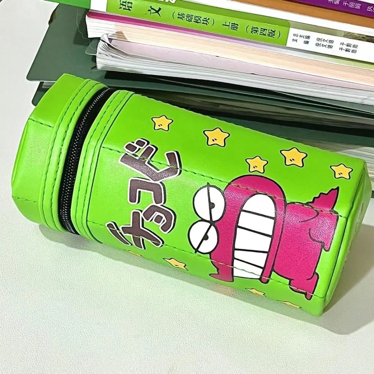 Crayon Shin-chan Niedlicher Cartoon-Federmäppchen, Großraumiger Wasserdichter Fleckenresistenter Stiftebeutel für Grundschüler