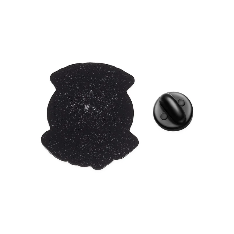 Russisches Warnschild: „Не трогать“ (Nicht berühren) – Emaille-Pin mit russischem Text, „No Touching Danger“ Totenkopf- & Blitz-Symbol, Arzt-Brosche, Anstecknadel – Detail 3