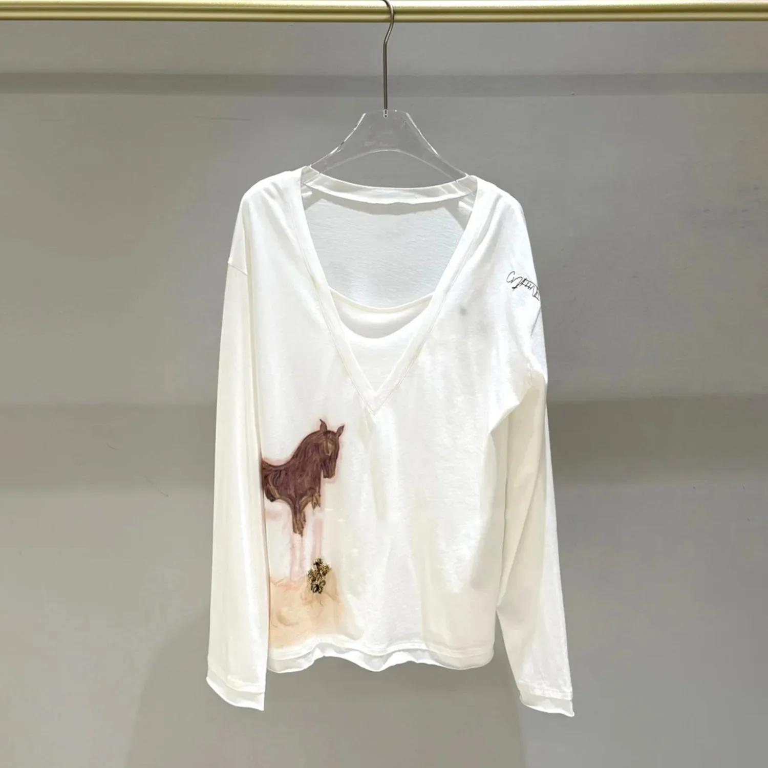 

Элегантная женская футболка с V-образным вырезом, принтом и бисером, весна 2026, универсальный лонгслив с круглым вырезом и длинным рукавом