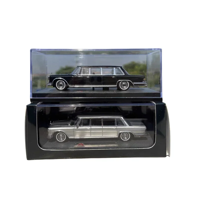 1:64 Mercedes-Benz Pullman 600 diecast alloy car model, children\'s collection of decorative toys, holiday gifts for friends.