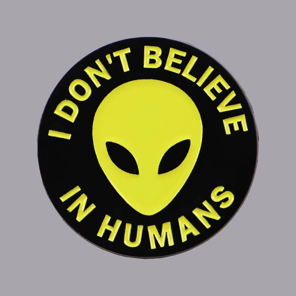 لطيف الغريبة المينا دبوس UFO مخلوق الفضاء مضحك دبابيس على الملابس شارة حقيبة التلبيب امرأة الرجال زي مجوهرات هدية للأصدقاء