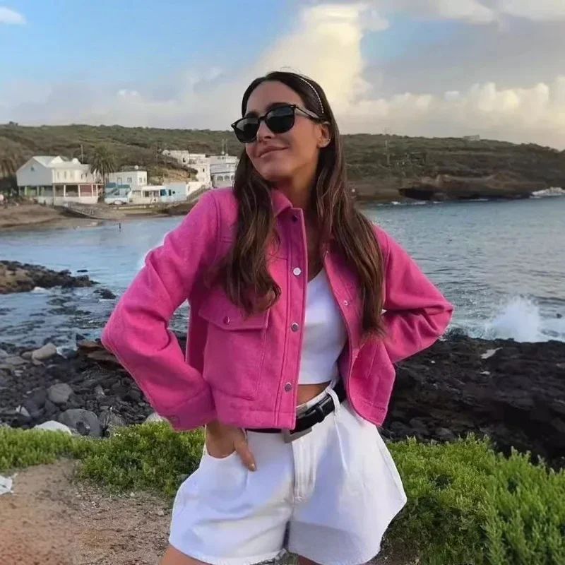 เสื้อแจ็คเก็ตแฟชั่นสตรี สไตล์สตรีท ฤดูใบไม้ร่วง-ฤดูหนาว ปี 2025 สีพื้น ลำลอง มีกระเป๋า ติดกระดุม ปกพับลง ดีไซน์หรูหรา