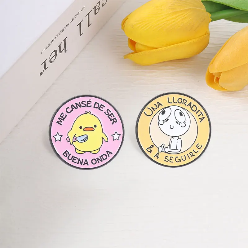 Una Lloradita & A Seguirle Stick Figure Crying Thumbs Up Emaille-Anstecknadel „Me Cansé De Ser Buena Onda“ Enten-Brosche Lustige Spanische Abzeichen – Detail 6