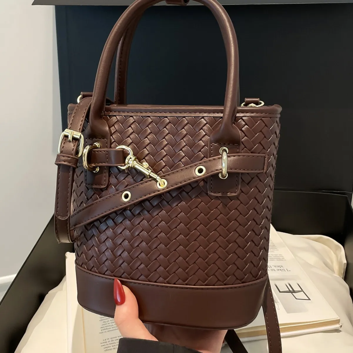 

Лето 2025 г., текстурированная сумка-ведро, минималистичный кошелек с верхней ручкой для женщин, модная сумка через плечо, универсальная повседневная сумка для путешествий ​