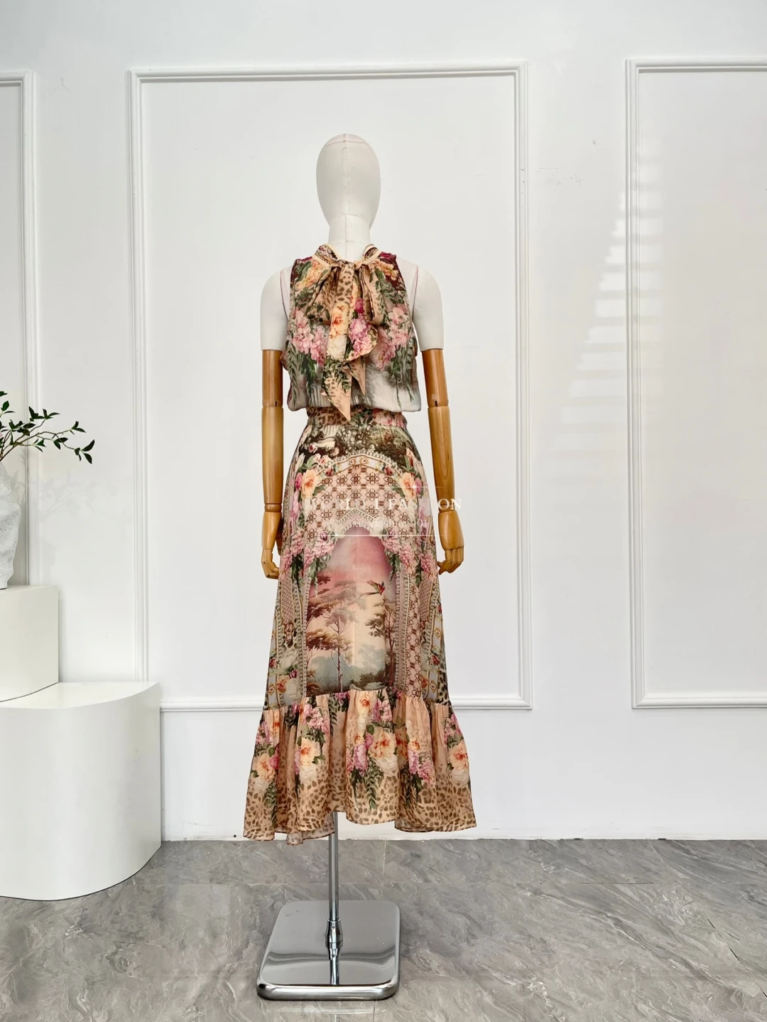 Nowa, wysokiej jakości jedwabna sukienka midi bez rękawów w pomarańczowy kwiatowy wzór z diamentami, idealna na wakacje.