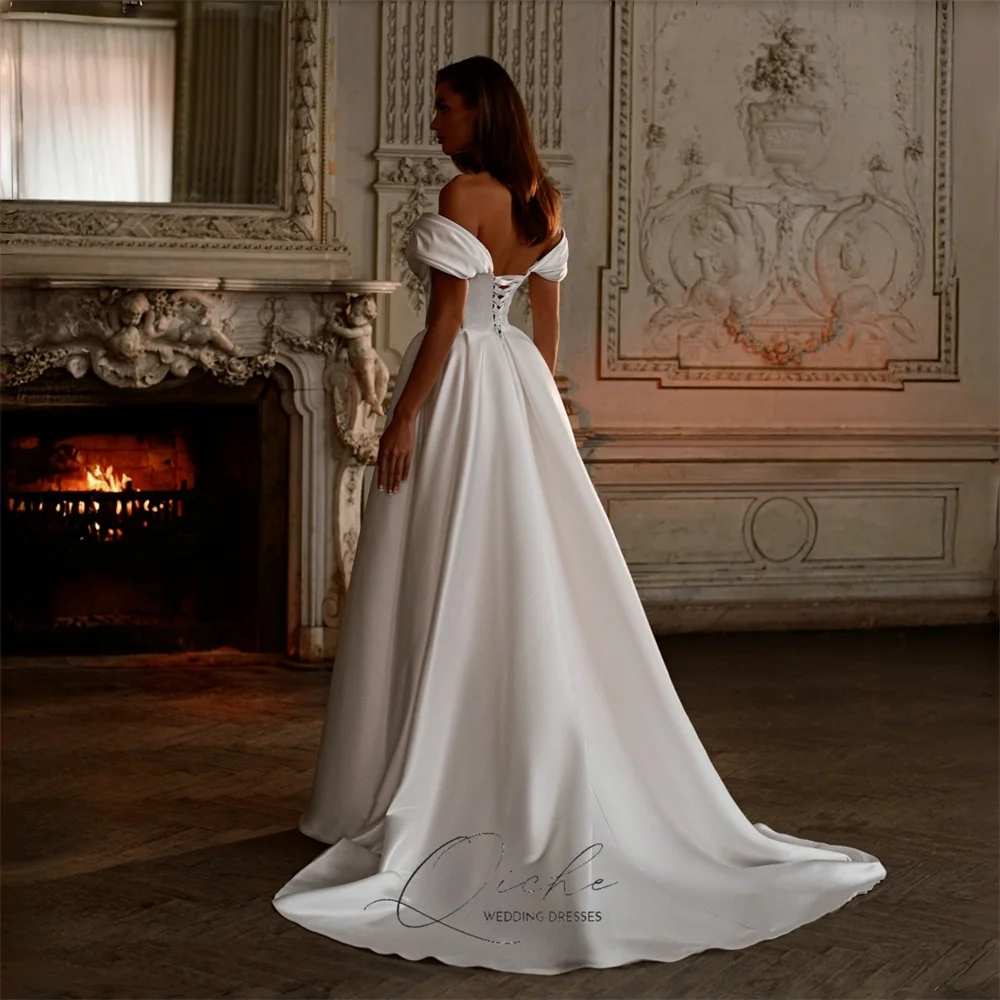 QICHE Klassieke Uit De Schouder A-lijn Trouwjurk Vrouwen V-hals Plooi Satijn Open Rug Hoge Kant Split Bruidsjurk Aangepast