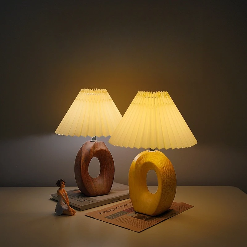 

Настольная лампа в европейском стиле с керамическим основанием для спальни – элегантное освещение для зоны отдыха