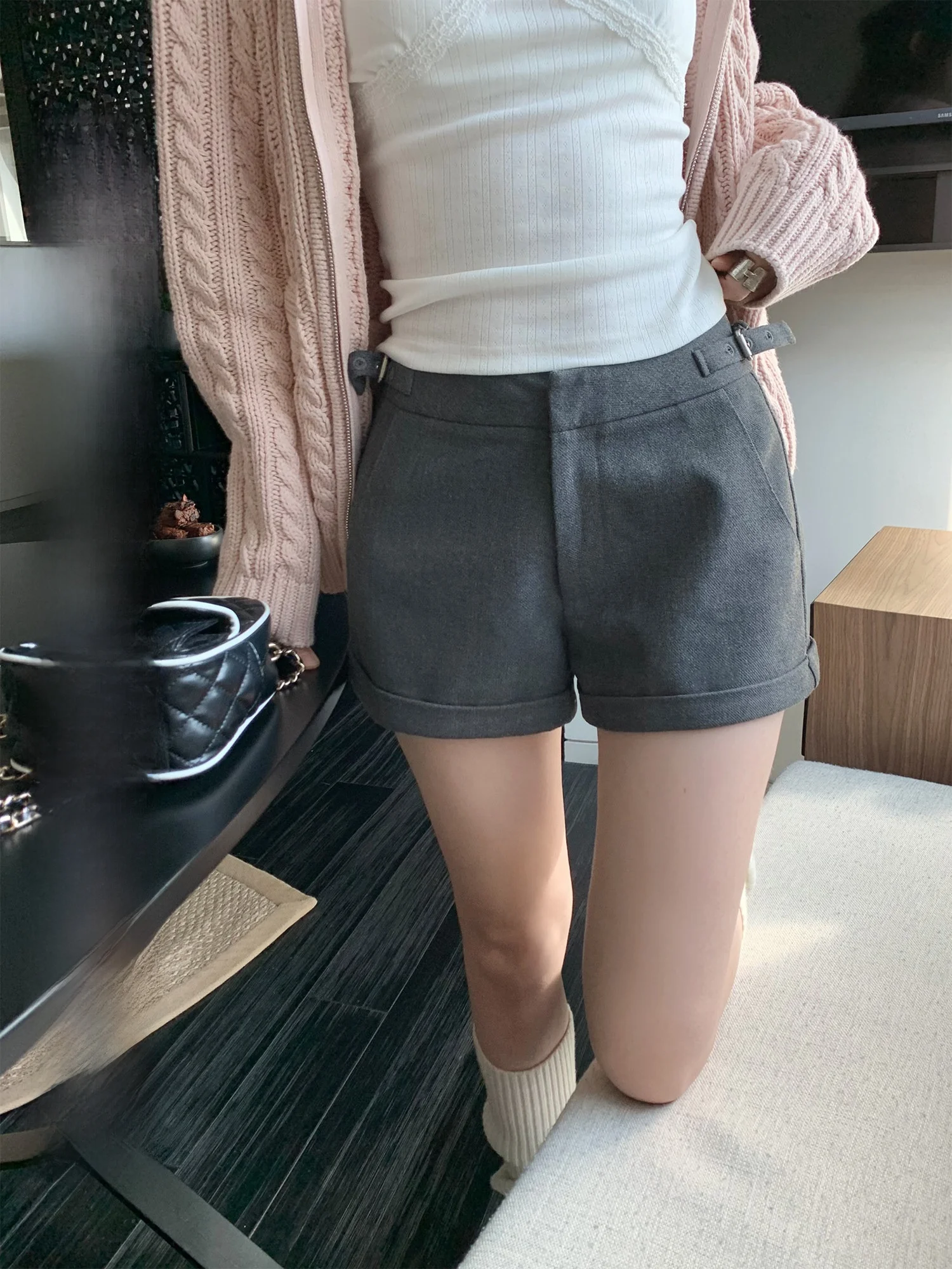 بنطلون نسائي واسع الساق بتصميم أنيق وقصة عالية الخصر، مناسب للخريف، يمنح مظهراً نحيفاً ومتعدد الاستخدامات